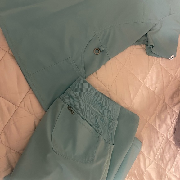 Cherokee Infinity Scrub Set - Picture 4 of 5